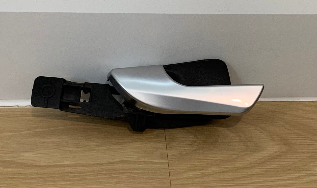 Alfa Giulietta 左前門內拉手(前乘客位)